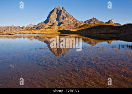 Frankreich, Pyrenäen Atlantiques, Bearn, Ossau Tal, Parc National des Pyrenäen (Nationalpark Pyrenäen), Lac Miey und Pic du Midi d'Ossau (2884m) Stockfoto