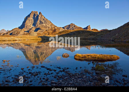 Frankreich, Pyrenäen Atlantiques, Bearn, Ossau Tal, Parc National des Pyrenäen (Nationalpark Pyrenäen), Lac Miey und Pic du Midi d'Ossau (2884m) Stockfoto