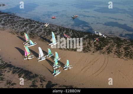 Frankreich, Calvados, Courseulles Sur Mer, Juno Beach, Segelschule, Katamarane (Luftbild) Stockfoto