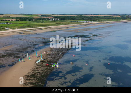 Frankreich, Calvados, Courseulles Sur Mer, Juno Beach, Segelschule, Katamarane (Luftbild) Stockfoto