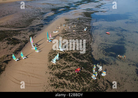 Frankreich, Calvados, Courseulles Sur Mer, Juno Beach, Segelschule, Katamarane (Luftbild) Stockfoto