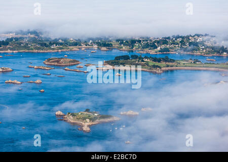 Frankreich, Côtes d ' Armor, Ile de Brehat, Meer Nebel auf Brehat (Luftbild) Stockfoto