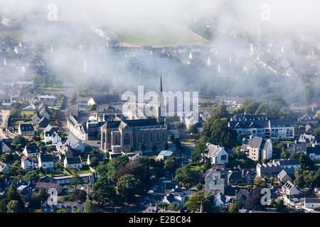 Frankreich, Côtes d ' Armor, Paimpol, Meer Nebel über die Stadt (Luftbild) Stockfoto