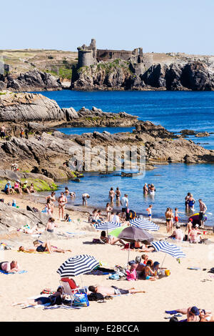 Frankreich, Vendee, Ile d'Yeu, Sommer am Sabias Beach, Le Vieux Chateau im Hintergrund Stockfoto