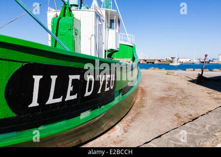 Vendee, Frankreich-Ile d'Yeu, Port Joinville, altes Fischerboot vor dem Hafen