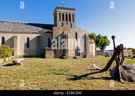 Frankreich, Vendee, Ile d'Yeu, Saint-Sauveur, die Kirche und ein Boot vor Anker Stockfoto