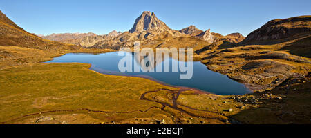 Frankreich, Pyrenäen Atlantiques, Bearn, Ossau Tal, Parc National des Pyrenäen (Nationalpark Pyrenäen), Lac Gentau und Pic du Midi d'Ossau (2884m) Stockfoto
