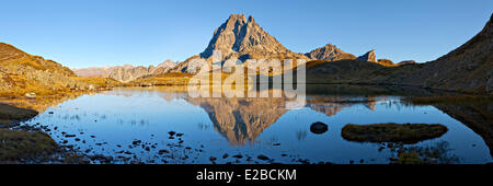 Frankreich, Pyrenäen Atlantiques, Bearn, Ossau Tal, Parc National des Pyrenäen (Nationalpark Pyrenäen), Lac Miey und Pic du Midi d'Ossau (2884m) Stockfoto