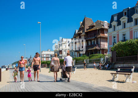 Frankreich, Calvados, Trouville Sur Mer, zu Fuß auf das Meer Stockfoto