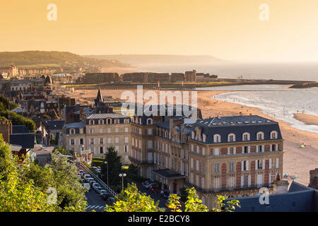 Frankreich, Calvados, Trouville Sur Mer, Gebäuden und dem Strand Stockfoto