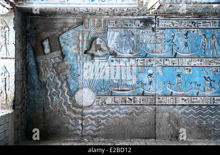 Details von Dendera Hathor Tempel zeigt die frisch gereinigte Decke Stockfoto