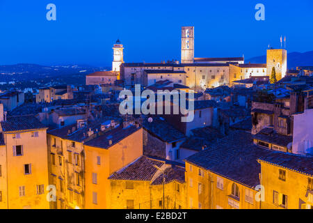 Frankreich, Alpes Maritimes, Grasse, Besichtigung der Uhr und Kathedrale Notre-Dame du Puy mit Blick auf das Meer Mediterranee Stockfoto