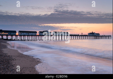 Einen Sonnenaufgang Blick auf Southwold Pier, Suffolk, England Stockfoto