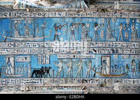 Details von Dendera Hathor Tempel zeigt die frisch gereinigte Decke Stockfoto