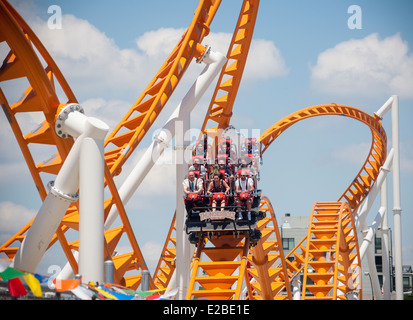 Achterbahn-Fans strömen nach Coney Island zur feierlichen Eröffnung der neuen Thunderbolt-Achterbahn Stockfoto