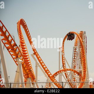 Achterbahn-Fans strömen nach Coney Island zur feierlichen Eröffnung der neuen Thunderbolt-Achterbahn Stockfoto