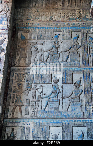 Details von Dendera Hathor Tempel zeigt die frisch gereinigte Wände Stockfoto