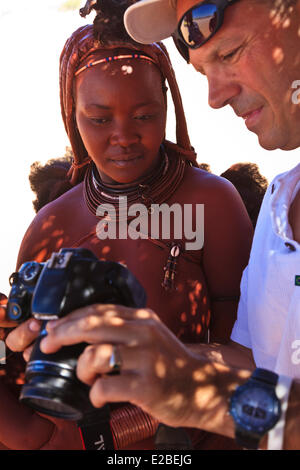 Namibia, Kunene-Region, Kaokoland oder Kaokoveld, Himba Frau, Bantu-Ethnie, Körper bedeckt mit Hämatit Ocker Stockfoto