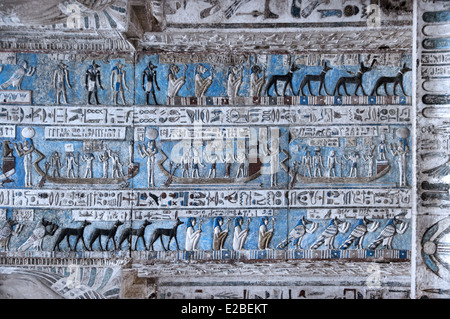 Details von Dendera Hathor Tempel zeigt die frisch gereinigte Decke Decke Stockfoto