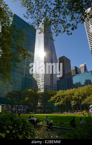 Vereinigte Staaten, New York City, Manhattan, Midtown, Bank of America Tower an der 42nd Street und 6th Avenue vom Bryant Park Stockfoto