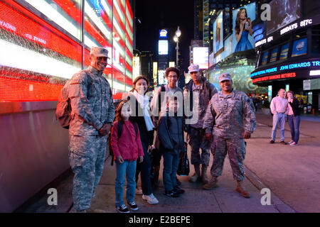 Vereinigte Staaten, New York City, Manhattan, Midtown, Times Square, mit Soldaten der US Army Stockfoto