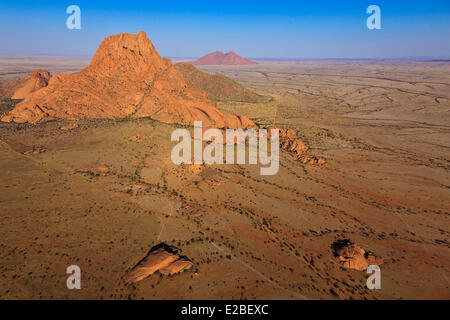 Namibia, Erongo Region, Damaraland, die Spitzkoppe oder Spitzkop (1784 m), Granit Berg in der Namib-Wüste (Luftbild) Stockfoto