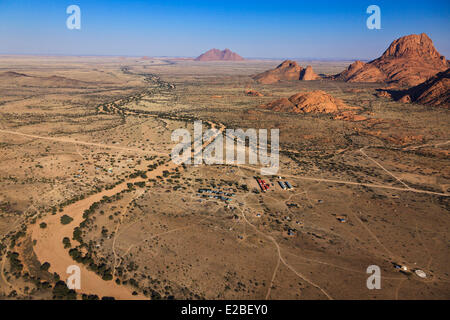 Namibia, Erongo Region, Damaraland, die Spitzkoppe oder Spitzkop (1784 m), Granit Berg in der Namib-Wüste (Luftbild) Stockfoto