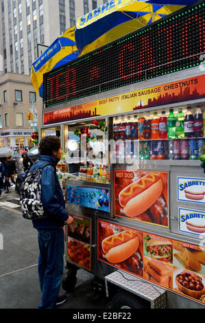 Vereinigte Staaten, New York City, Manhattan, Midtown, Hot-Dog, Brezel und Getränke Hersteller Stockfoto