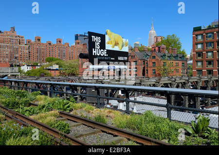 Vereinigte Staaten, New York City, Manhattan, Meatpacking District (Gansevoort Market), die High Line ist ein Park errichtet auf einem Abschnitt der ehemaligen erhöhte Fracht Eisenbahn Sporn; Das Empire State Building im Hintergrund Stockfoto