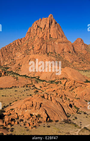 Namibia, Erongo Region, Damaraland, die Spitzkoppe oder Spitzkop (1784 m), Granit Berg in der Namib-Wüste (Luftbild) Stockfoto