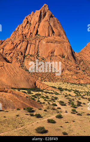 Namibia, Erongo Region, Damaraland, die Spitzkoppe oder Spitzkop (1784 m), Granit Berg in der Namib-Wüste (Luftbild) Stockfoto