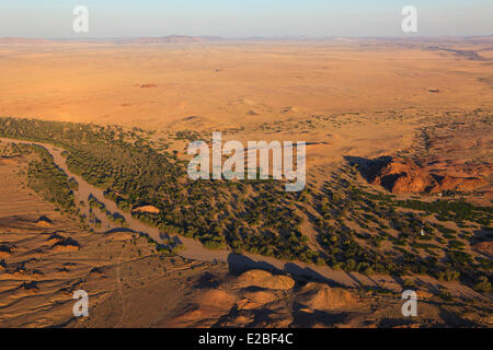 Namibia, Erongo Region, Damaraland, Brandberg massiv und Ugab River Valley (Luftbild) Stockfoto