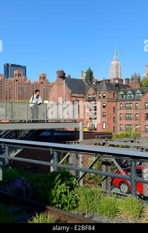 Vereinigte Staaten, New York City, Manhattan, Meatpacking District (Gansevoort Market), die High Line ist ein Park errichtet auf einem Abschnitt der ehemaligen erhöhte Fracht Eisenbahn Sporn; Das Empire State Building im Hintergrund Stockfoto