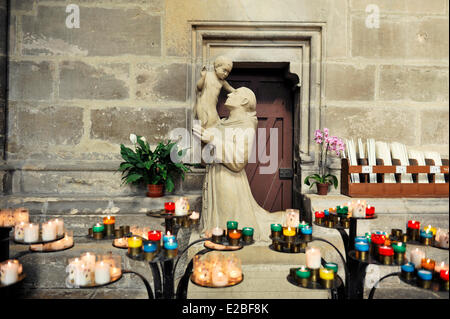 Frankreich Marne Reims Notre Dame Kathedrale UNESCO-Welterbe beleuchtete Kerzen zu Füßen der Statue eines Priesters im nördlichen Korridor Stockfoto