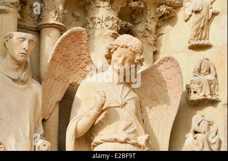 Marne, Frankreich, Reims, Notre Dame Kathedrale Weltkulturerbe der UNESCO, die Engel Lächeln zwischen 1236 und 1245 geschnitzt befindet sich am linken Eingang Nord Stockfoto