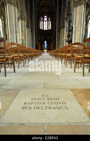 Frankreich, Marne, Reims, Kathedrale Notre-Dame als Weltkulturerbe der UNESCO, Stele der Taufe von Chlodwig im Kirchenschiff aufgeführt Stockfoto