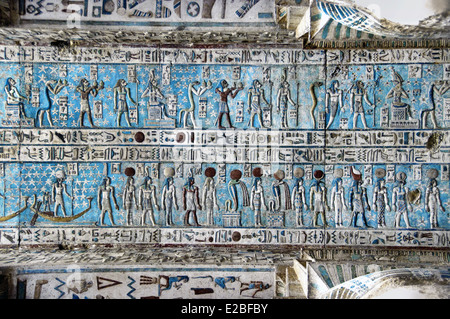 Details von Dendera Tempel zeigt die frisch gereinigte Decke Stockfoto