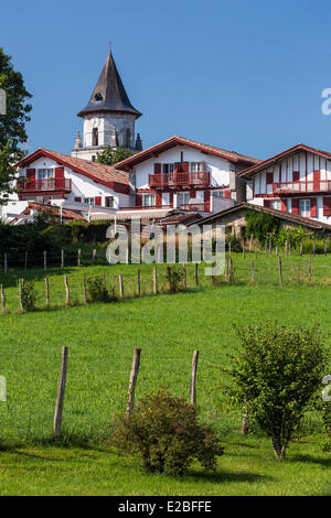 Frankreich, Pyrenees Atlantiques, Ainhoa, gekennzeichnet die schöne Dörfer von Frankreich, Notre Dame De L'Assomption Kirche Stockfoto