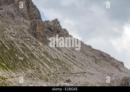 Italien, Venetien, Belluno Provinz, Dolomiten, UNESCO, San Vito di Cadore, Wanderer am Fuße des Becco di Messodi (2603 m) Stockfoto