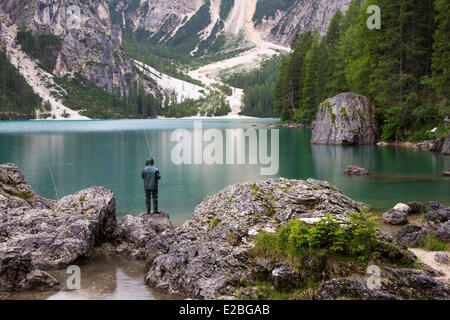 Italien, Trentino-Südtirol, Bozen Provinz, Dolomiten, UNESCO, Fanes Senes Prags natürlichen park, Pragser Wildsee, Angeln im Regen Stockfoto