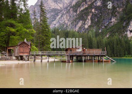 Italien Trentino Alto Adige Bozen Provinz Parken Dolomiten UNESCO Fanes Senes Prags natürliche See Britches Segeln auf Stelzen Stockfoto