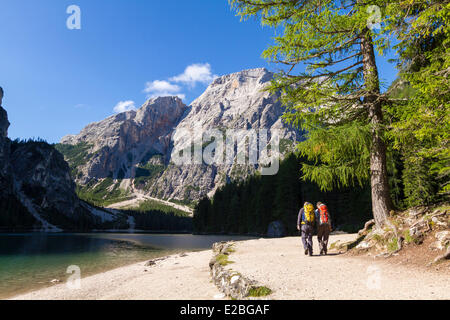 Italien, Trentino-Südtirol, Bozen Provinz, Dolomiten, UNESCO, Fanes Senes Prags natürlichen park, Pragser Wildsee paar Wanderer Stockfoto