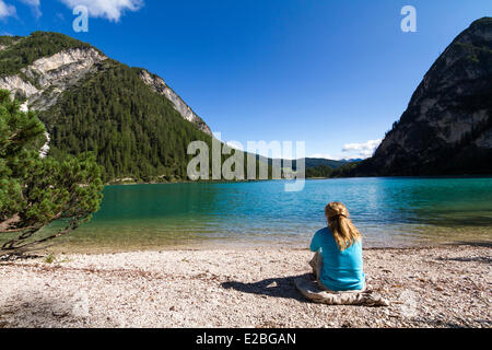 Italien, Trentino-Südtirol, Provinz Bozen, Dolomiten, Weltkulturerbe der UNESCO, Naturpark Fanes Senes Prags, Pragser Wildsee auch genannt die Perle der Dolomiten Seen Stockfoto