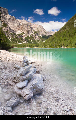 Italien, Trentino-Südtirol, Provinz Bozen, Dolomiten, Weltkulturerbe der UNESCO, Naturpark Fanes Senes Prags, Pragser Wildsee auch genannt die Perle der Dolomiten Seen Stockfoto