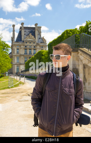 Moderne junge Reisende in Paris, Frankreich Stockfoto