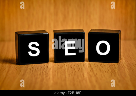 SEO oder Suchmaschinen Engine Optimierung Text auf schwarzen block Stockfoto