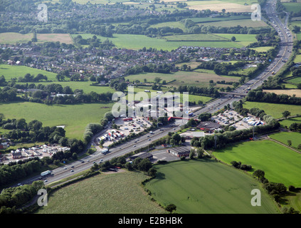 Luftaufnahme des Roadchef Raststätten an der Autobahn M6 am Sandbach, Cheshire, UK Stockfoto