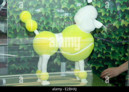 Wimbledon London UK. 18. Juni 2014. Ein Mann Schaufensterdekoration neben einem Pudel gekleidet in Tennisbälle in Wimbledon Tennis Shop Credit: Amer Ghazzal/Alamy Live-Nachrichten Stockfoto