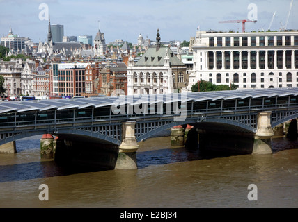 Sonnenkollektoren auf dem Dach der Station Blackfriars Bridge, London Stockfoto