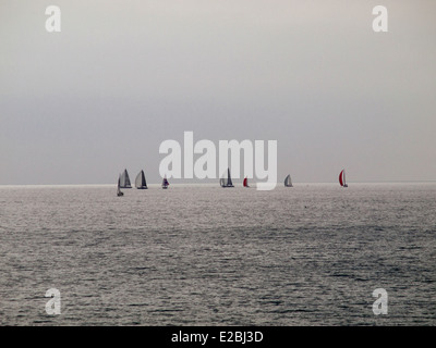 Yachten auf dem Horizont des englischen Chanel, in der Nähe von Brighton Stockfoto